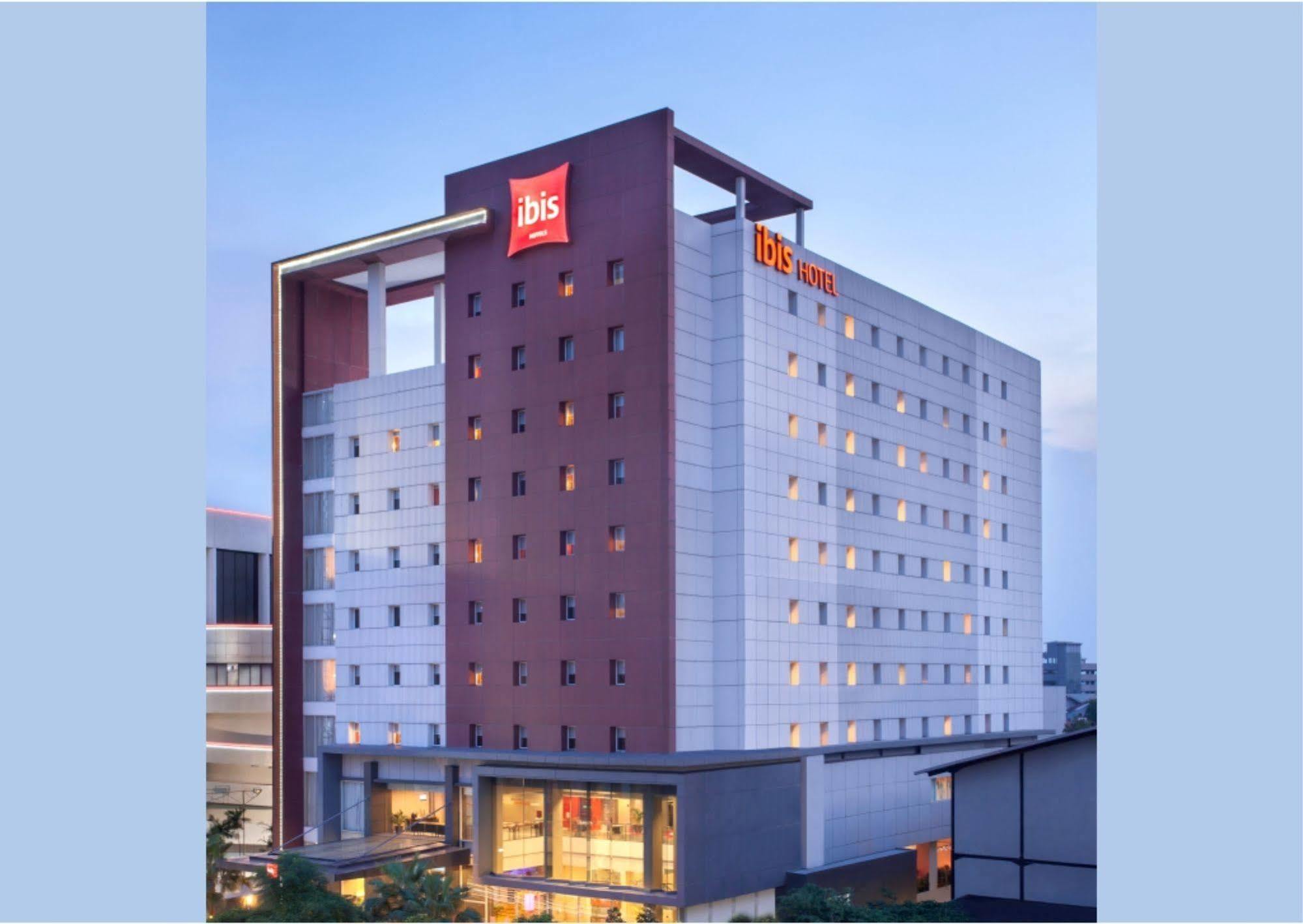 ไอบิส สุราบายา ซิตี้ เซ็นเตอร์ โฮเต็ล Hotel ภายนอก รูปภาพ