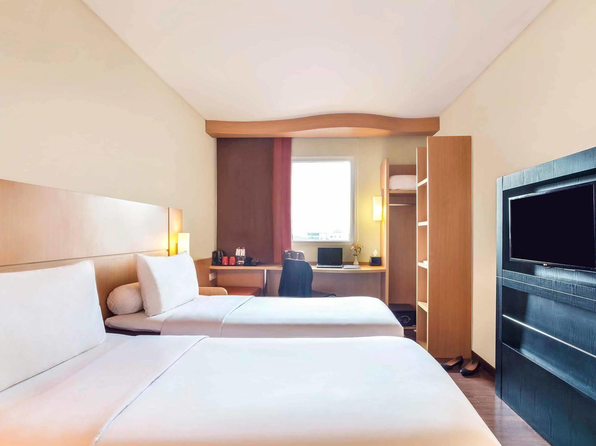 ไอบิส สุราบายา ซิตี้ เซ็นเตอร์ โฮเต็ล Hotel ภายนอก รูปภาพ